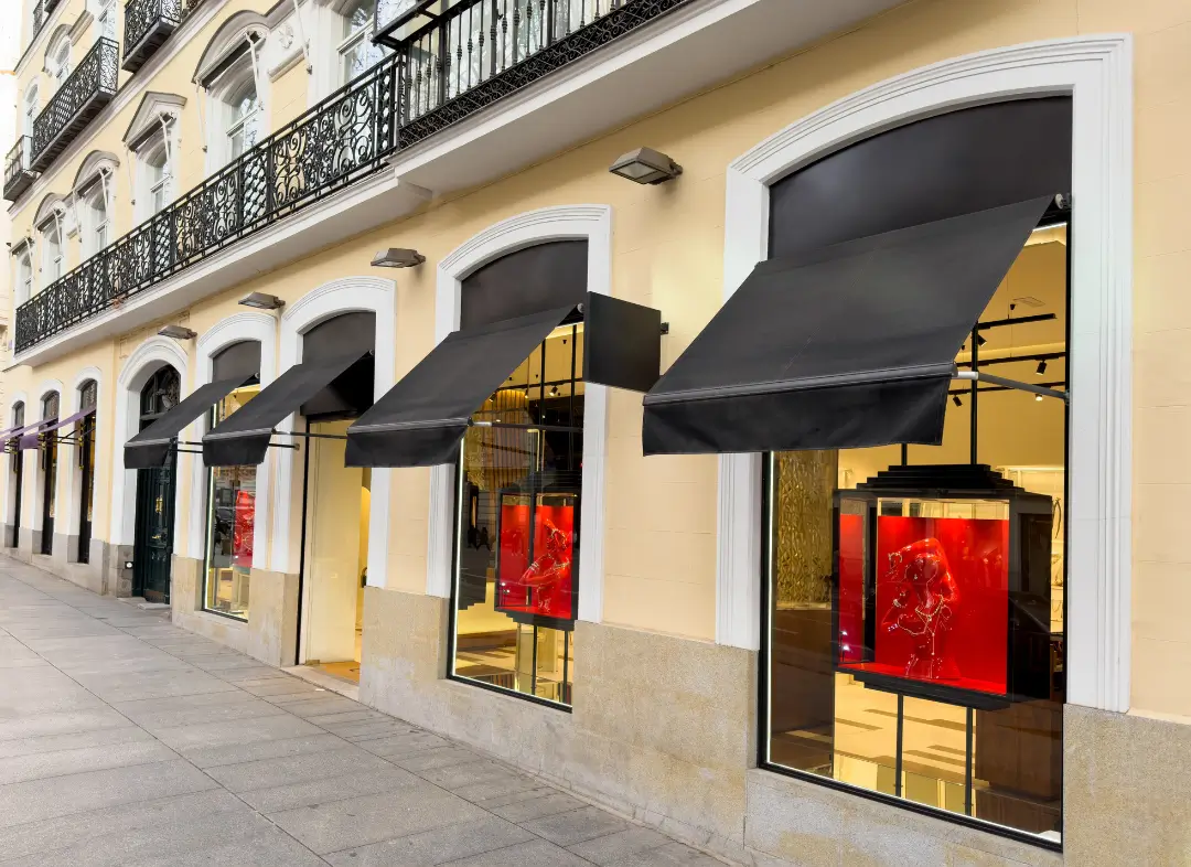 Façade vitrine de magasin en aluminium sur mesure à Denain